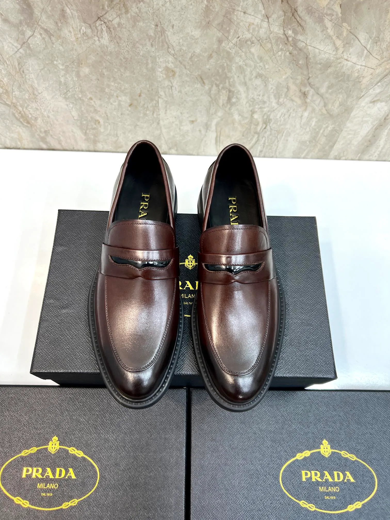 Original order quality: P580 Brand: PRADA (Prada) Standard code: Men's size 38/44 (45 can be customized) Grade: Same style as the official website High-quality men's shoes Material: Original cowhide Water-dyed cowhide lining Rubber outsole Style categories: Men's fashionable formal leather shoes Slip-on men's shoes series Young fashion European and American trends British style Top luxury Color: Actual picture